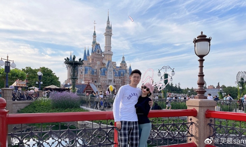 张嘉倪唱小幸运为买超庆生(张嘉倪买超跨年演唱会) 张嘉倪唱小幸运为买超庆生(张嘉倪买超跨年演唱会)