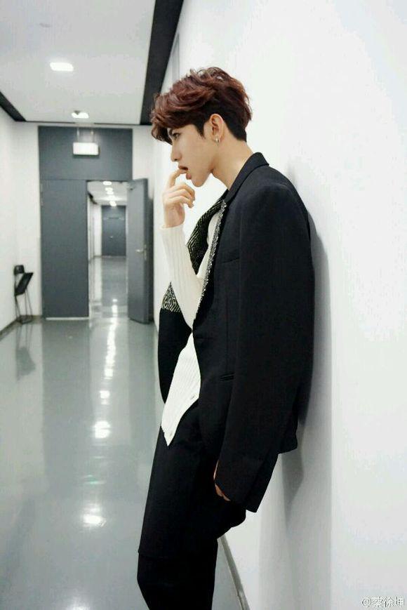 蔡徐坤为什么要吃药?蔡徐坤的手是对什么东 蔡徐坤为什么要吃药?蔡徐坤的手是对什么东