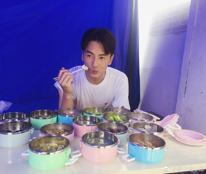 郑元畅是同性恋吗？郑元畅算是几线明星站<(郑元畅同期男明星)