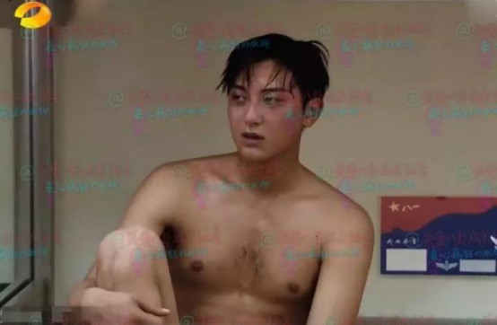 黄子韬有胸毛图片(黄子韬的胸毛)