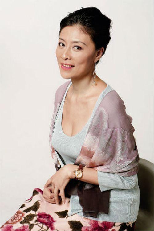 岳红的女儿是和谁生的?岳红现任丈夫资料照