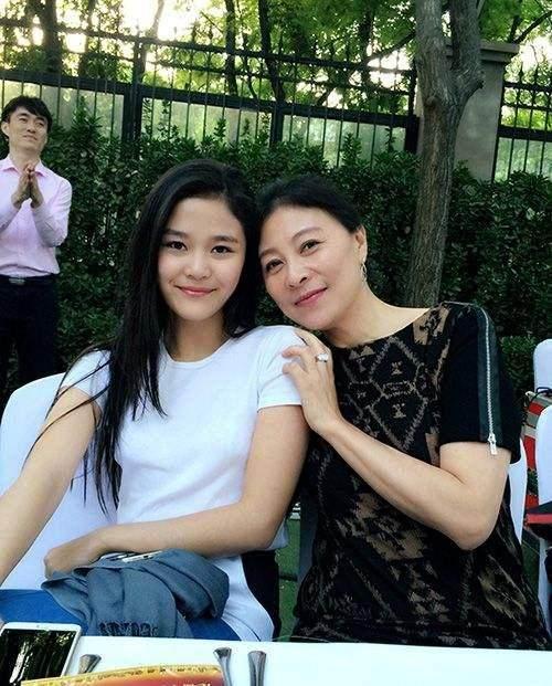 岳红的女儿是和谁生的?岳红现任丈夫资料照 岳红的女儿是和谁生的?岳红现任丈夫资料照