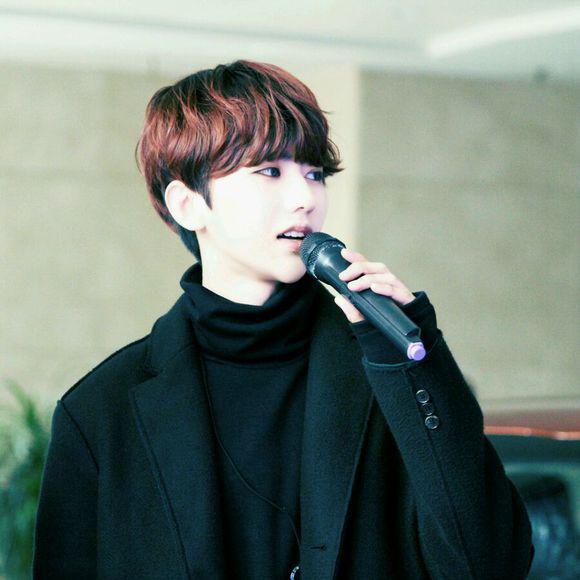 蔡徐坤为什么要吃药?蔡徐坤的手是对什么东