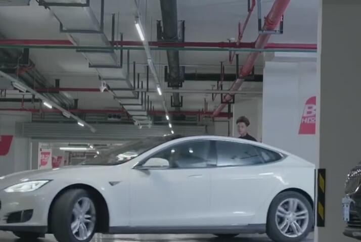 谈判官里杨幂和黄子韬分别开的什么车？谈判