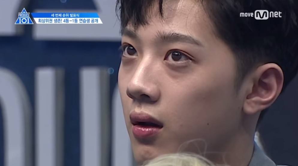 赖冠霖不慎摔下舞台视频(wannaone赖冠霖摔下舞台视频)