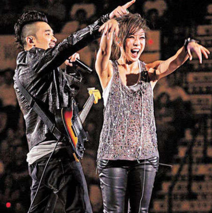 恭硕良和林忆莲结婚了吗？恭硕良暴打林忆莲(林忆莲老公恭硕良个人资料)