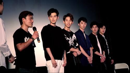 怎么进娱乐圈当明星？艺人和明星的区别站<(明星是怎么当明星的)