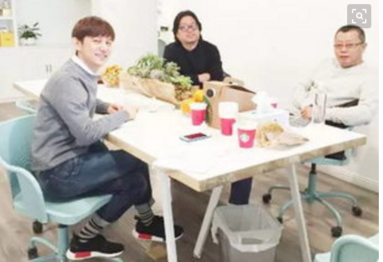 何炅是阿里巴巴的员工吗？何炅还在北外教书