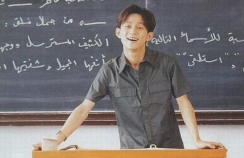 何炅是阿里巴巴的员工吗？何炅还在北外教书