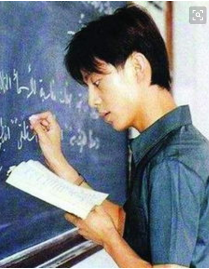 何炅是阿里巴巴的员工吗？何炅还在北外教书