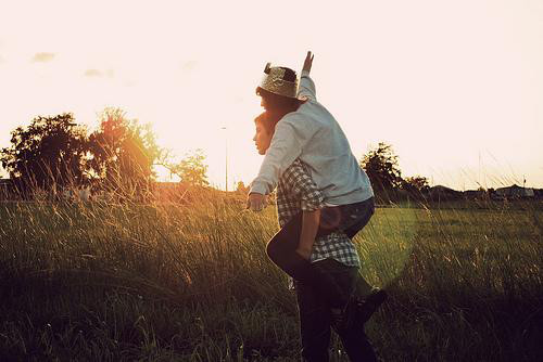七夕女孩要送男孩东西吗？七夕送男生什么东(七夕是男孩送女孩礼物还是女孩送男孩礼物)