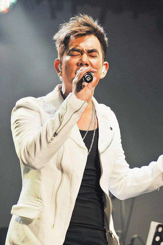 怎么进娱乐圈当明星？艺人和明星的区别站<(明星是怎么当明星的)