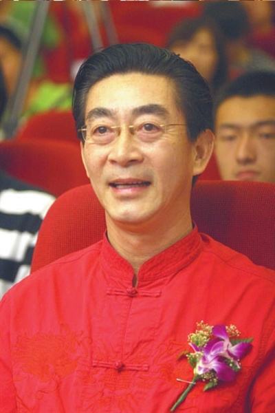 曹荣与六小龄童的合照(六小龄童近照)