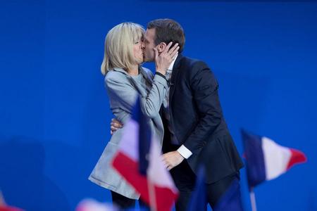 马克龙妻子年轻时照片(马克龙老婆年轻照) 马克龙妻子年轻时照片(马克龙老婆年轻照)