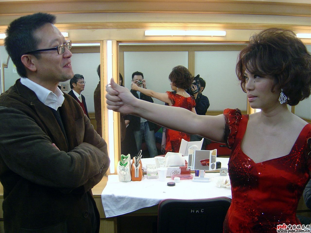 刘伟强叫成龙下跪真相(向华强打了成龙一巴掌)