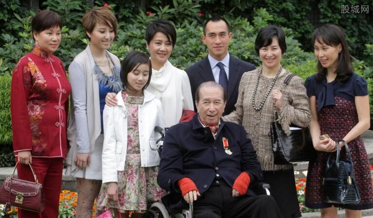 澳门赌王的儿子都有谁？赌王最宠爱哪个儿子