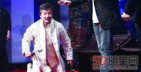 刘伟强叫成龙下跪真相(向华强打了成龙一巴掌)