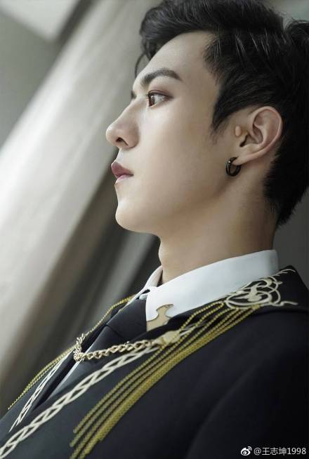 卜凡耳朵旁边的包是个什么？民间说耳朵上有