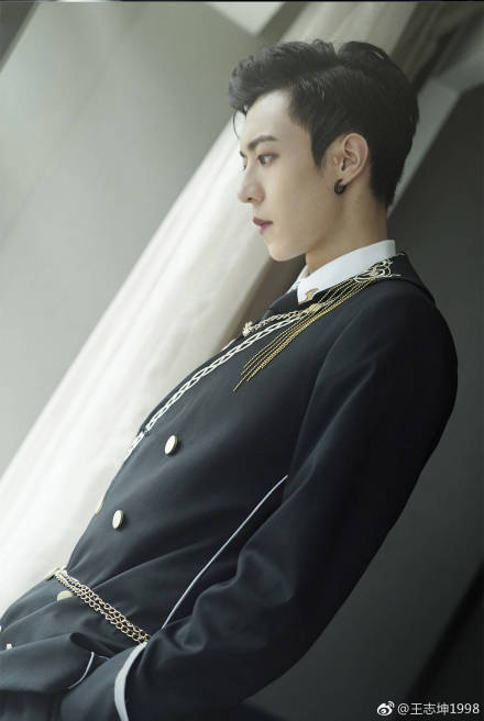 卜凡耳朵旁边的包是个什么？民间说耳朵上有