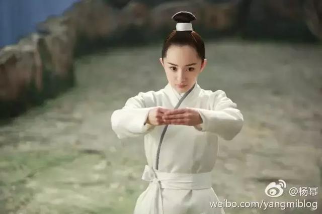 杨幂发际线变低又回来了(杨幂自嘲发际线)