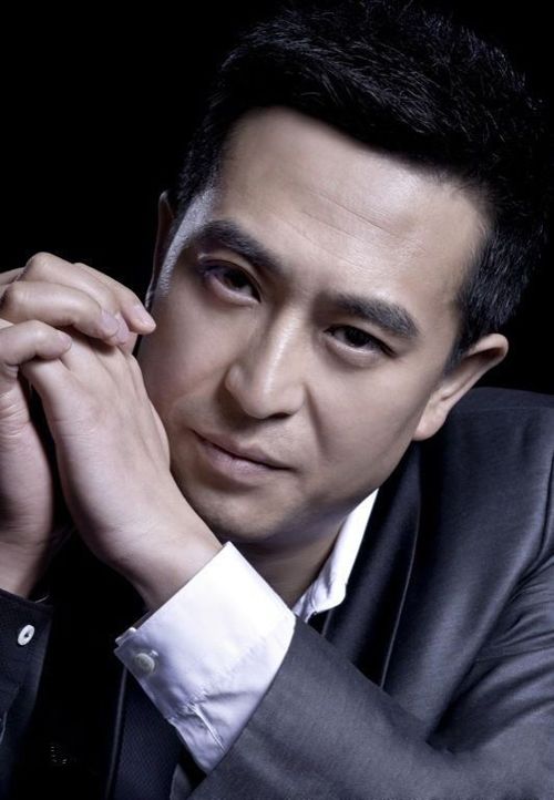 张嘉译为什么走路驼背?张嘉译被人叫张小童(张嘉译驼着背走路一晃一晃的样子) 张嘉译为什么走路驼背?张嘉译被人叫张小童(张嘉译驼着背走路一晃一晃的样子)