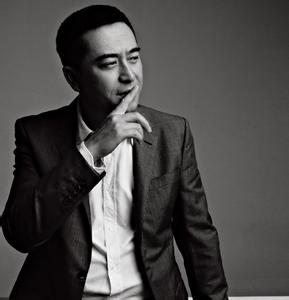 张嘉译为什么走路驼背?张嘉译被人叫张小童(张嘉译驼着背走路一晃一晃的样子) 张嘉译为什么走路驼背?张嘉译被人叫张小童(张嘉译驼着背走路一晃一晃的样子)