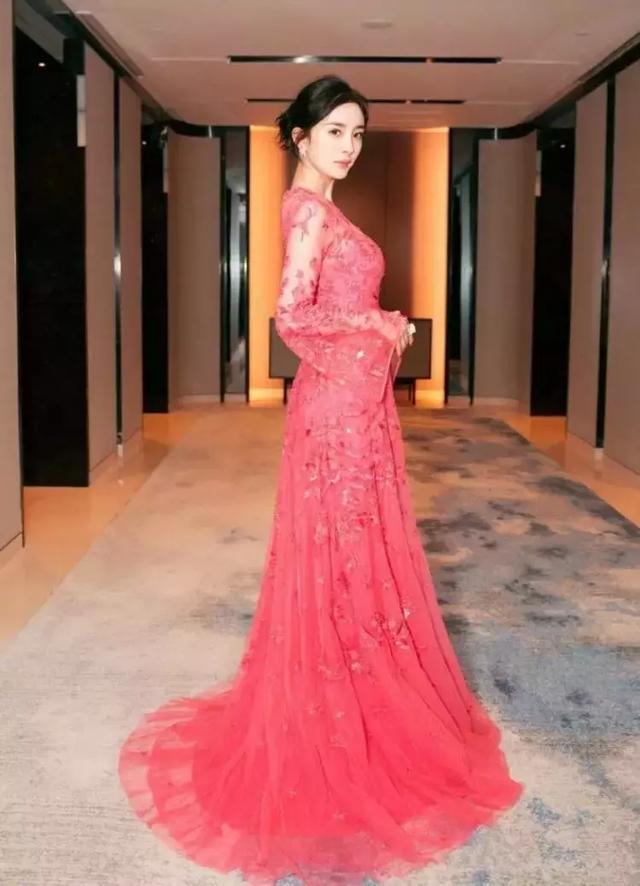 杨幂发际线变低又回来了(杨幂自嘲发际线)