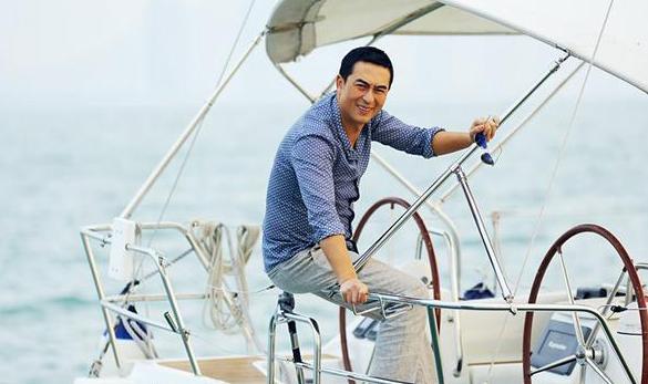 张嘉译为什么走路驼背?张嘉译被人叫张小童(张嘉译驼着背走路一晃一晃的样子) 张嘉译为什么走路驼背?张嘉译被人叫张小童(张嘉译驼着背走路一晃一晃的样子)