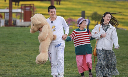 黄圣依背景曝光外公是清华大学学生会主席(黄圣依父亲身份曝光)