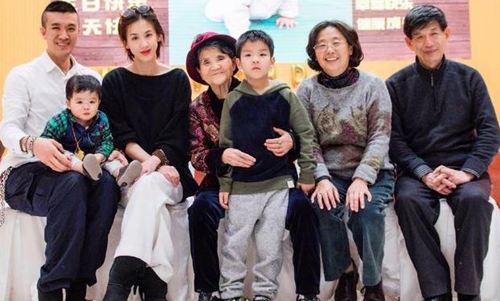 黄圣依背景曝光外公是清华大学学生会主席(黄圣依父亲身份曝光)