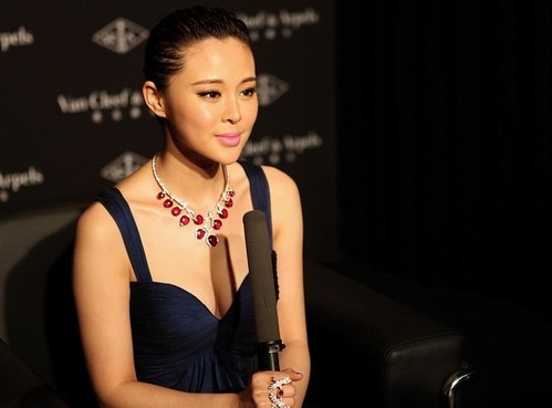 佟大为的妻子关悦照片(佟大为关悦近照)