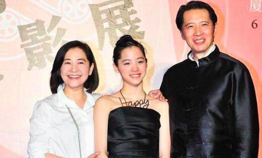 欧阳娜娜童年走秀图引网友爆笑(欧阳娜娜偶像来了走秀衣服)