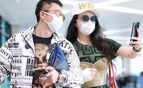 冉莹颖受伤手缠纱布怎么回事