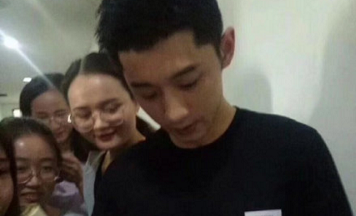 张继科毕业答辩遭围堵签名(张继科签名) 张继科毕业答辩遭围堵签名(张继科签名)