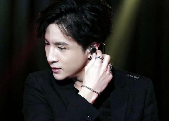 薛之谦上热搜被骂吃血馒头(薛之谦疫情)