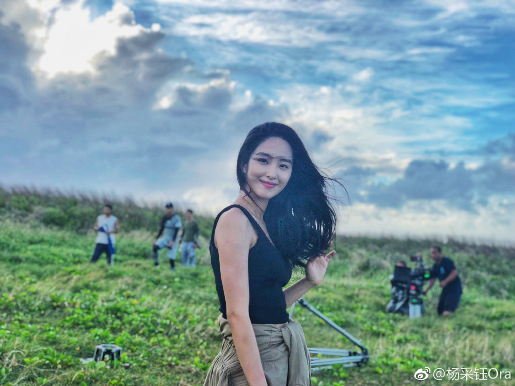 杨采钰儿时照片图(杨采钰老照片)