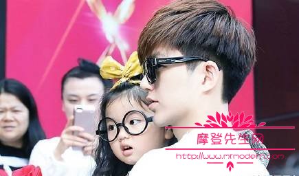 阿拉蕾为什么叫撒贝宁姥爷？阿拉蕾董力父女(从每一个细节都能看出董力很爱阿拉蕾)