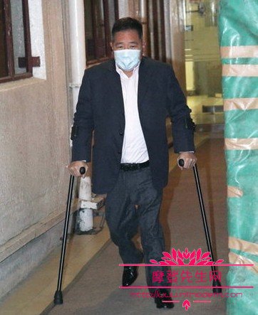 许晋亨为什么拄拐杖(许晋亨没能力吗)