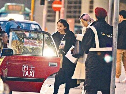 陈奕迅14岁女儿早恋与男友当街缠绵(陈奕迅男孩子)