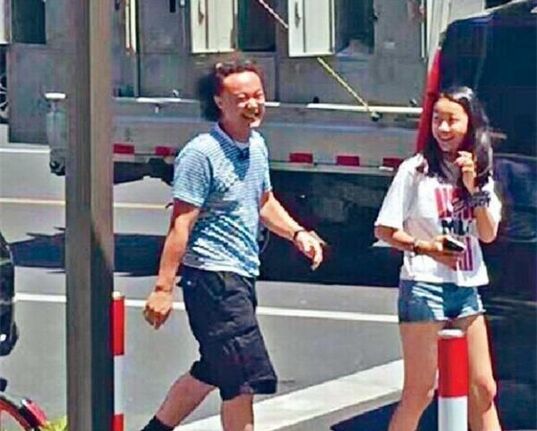陈奕迅14岁女儿早恋与男友当街缠绵(陈奕迅男孩子)