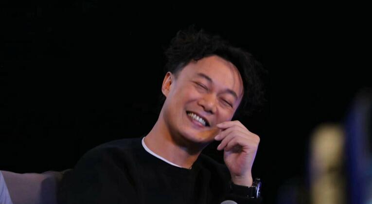 陈奕迅14岁女儿早恋与男友当街缠绵(陈奕迅男孩子)