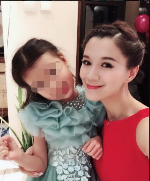 网红zz小黑贺宏娟多大了？林珊珊叫的小黑