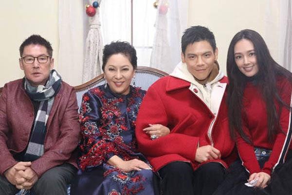 郭碧婷向佐牵手照曝光(向佐晒夫妻合照表白郭碧婷)