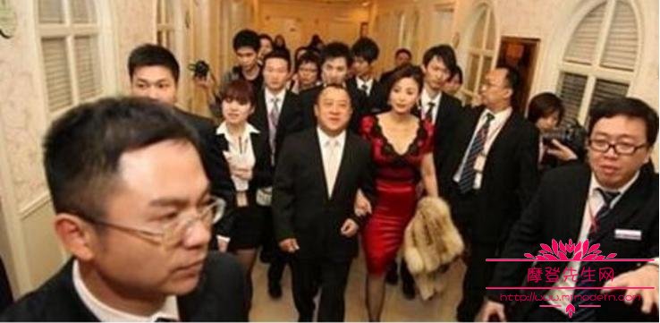 曾志伟在香港的地位为何这么高？曾志伟和曾(曾志伟是香港的吗)