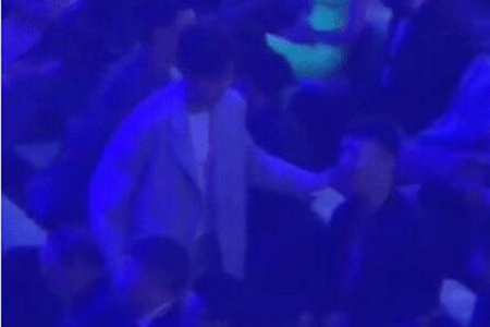 微博之夜李现迪丽热巴像干架(微博之夜迪丽热巴和谁坐一起)