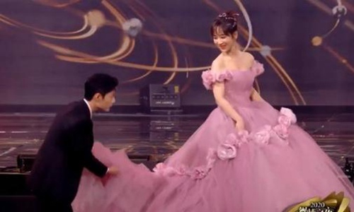 微博之夜肖战给杨紫提裙摆(微博之夜肖战杨紫台下) 微博之夜肖战给杨紫提裙摆(微博之夜肖战杨紫台下)