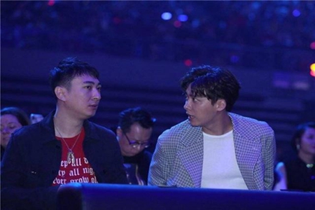 李易峰捏王思聪脸满是宠溺(李易峰瞪眼睛)