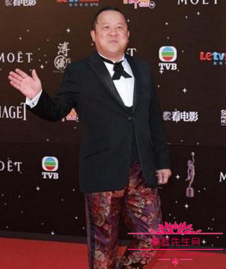 曾志伟在香港的地位为何这么高？曾志伟和曾(曾志伟是香港的吗)