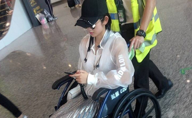 唐艺昕怀孕了肚子超大？唐艺昕坐轮椅现身