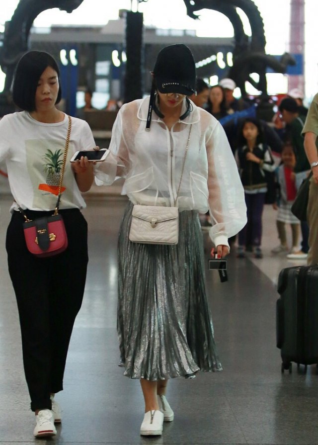 唐艺昕怀孕了肚子超大？唐艺昕坐轮椅现身